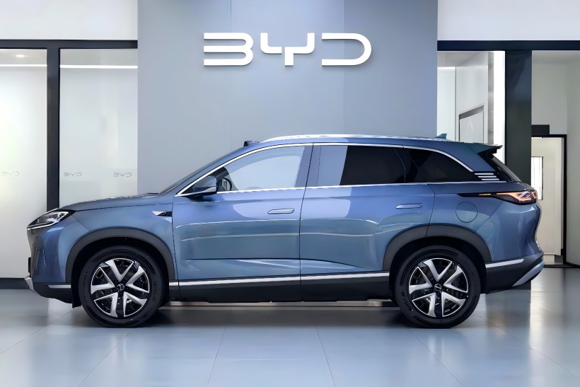 BYD SEAL 07 DM-I Intelligent Driving-version, med en anslået startpris på 250.000 Yuan og forventes snart at ramme markedet, er ankommet til forhandlere.