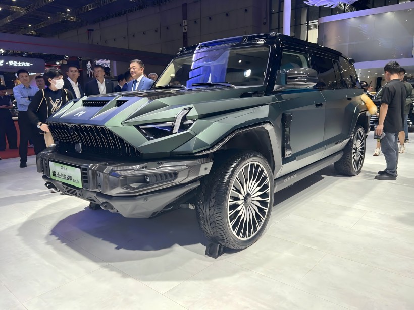 2025 Shanghai Auto Show: The Mengshi 917 Jiaolong Battle Armor Long - Wheelbase Edition er pris til 1,098 millioner yuan og er begrænset til 199 enheder.
